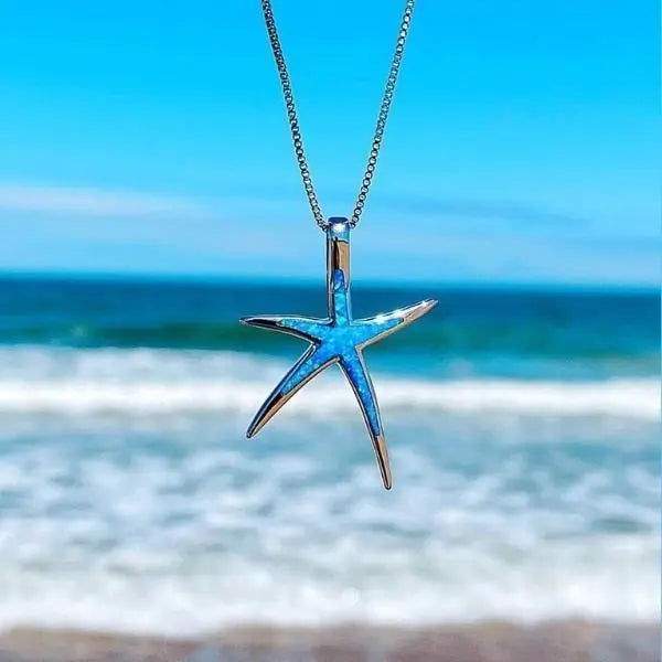 Colier cu pandantiv stea de mare din argint, decorat cu opal albastru