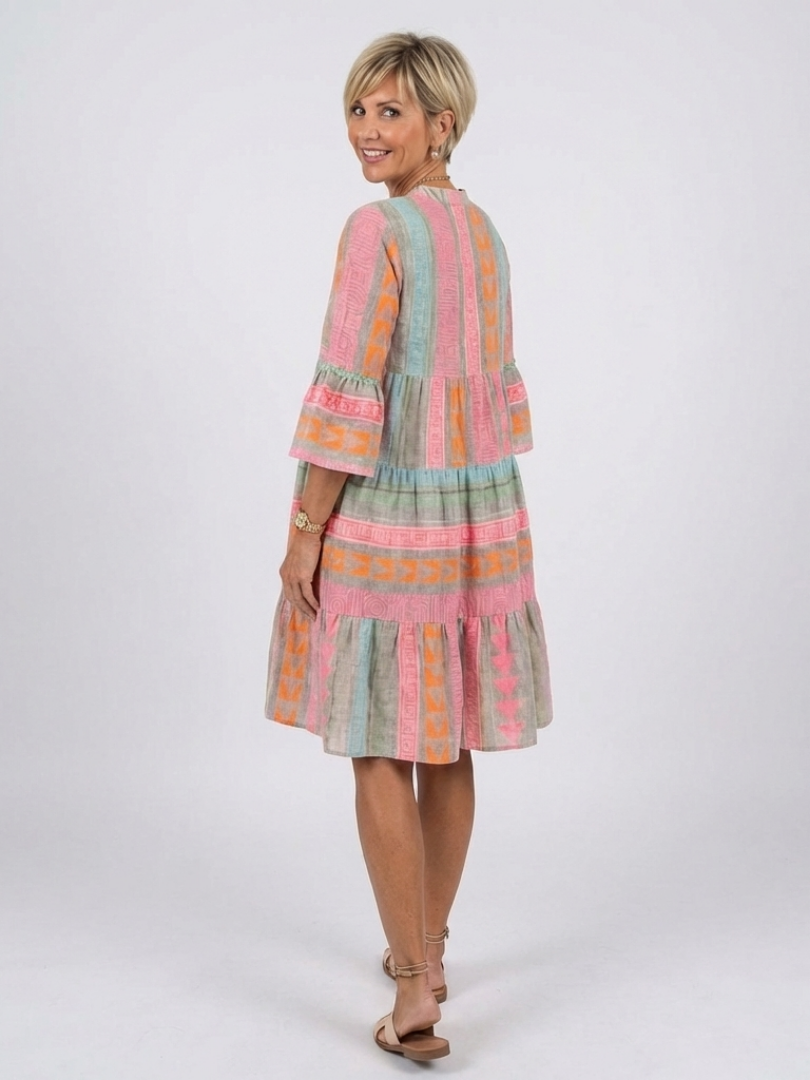 Maelle | Rochie cu imprimeu geometric, decolteu în V și fustă stratificată, lungime până la genunchi
