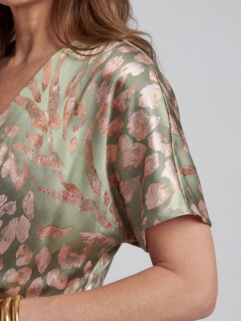 Coralie | Rochie Midi cu Decolteu în V și Talie Plisată cu Design Abstract