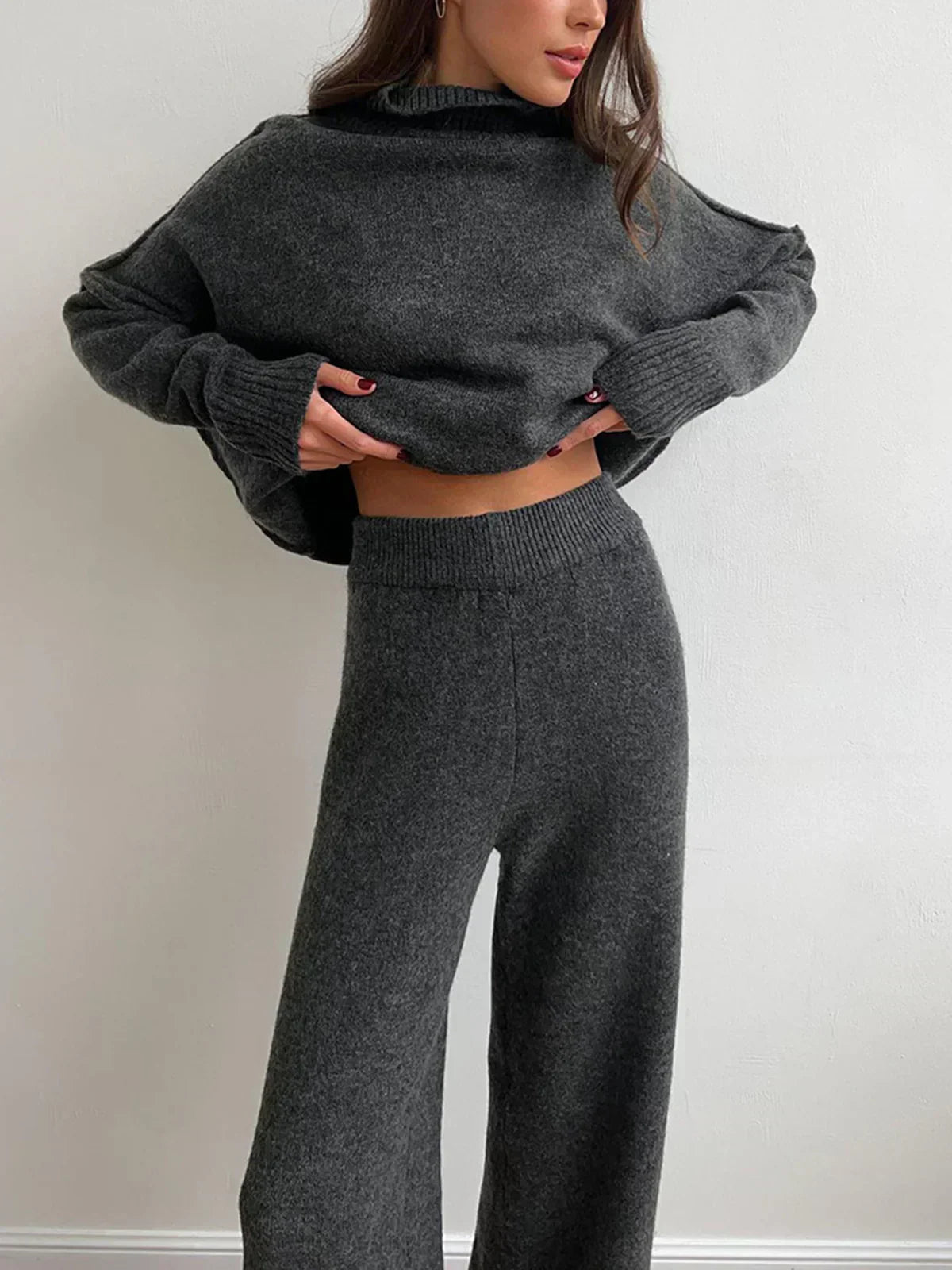 Compleu tricotat cu guler înalt și pantaloni
