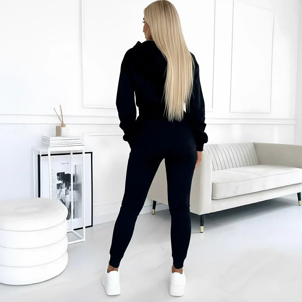 "Livia – Set Sport Elegant și Confortabil" can be rewritten as "Livia – Set Sportiv Elegant și Confortabil".