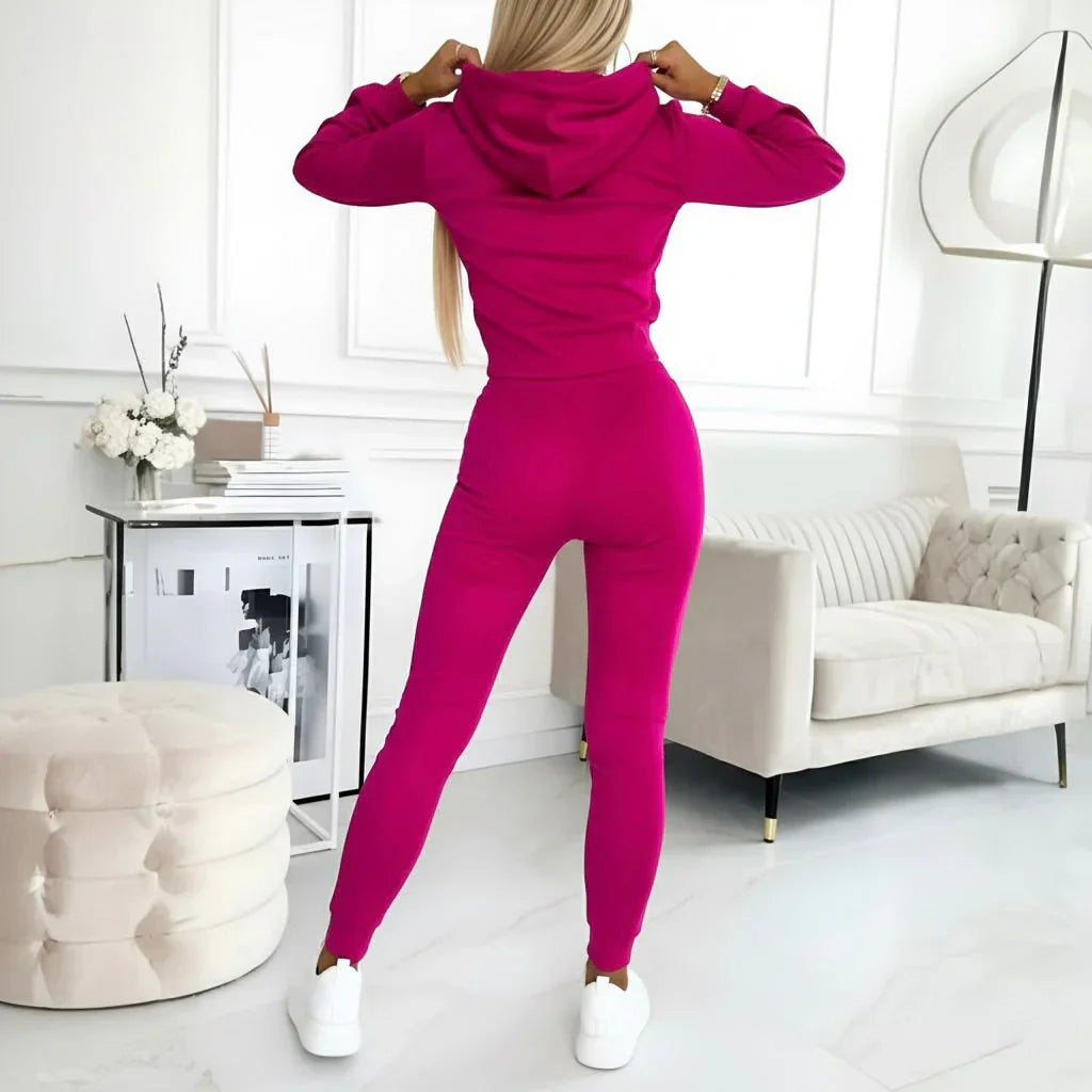"Livia – Set Sport Elegant și Confortabil" can be rewritten as "Livia – Set Sportiv Elegant și Confortabil".