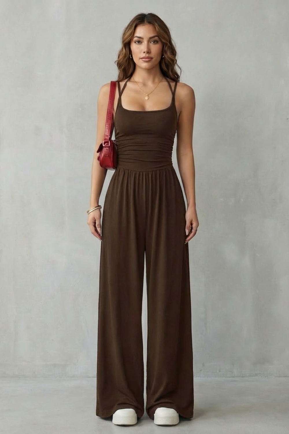 Jumpsuit lejer cu bretele subțiri și pantaloni evazați