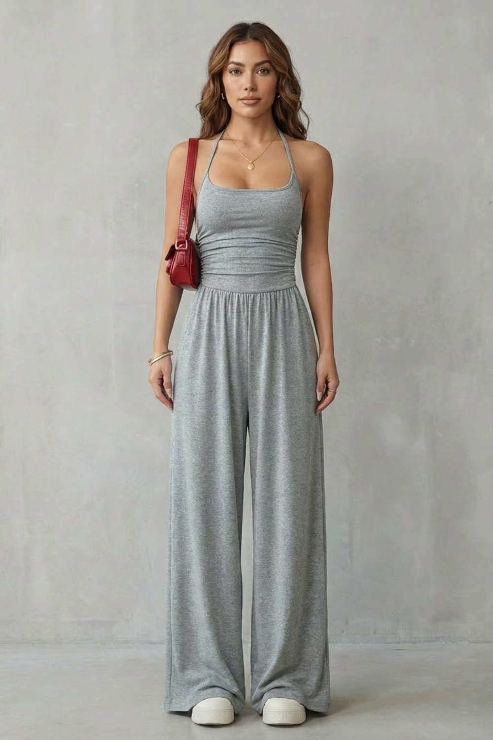 Jumpsuit lejer cu bretele subțiri și pantaloni evazați