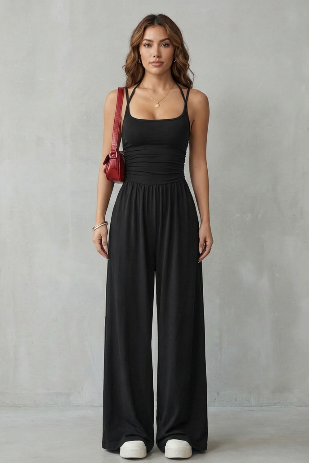Jumpsuit lejer cu bretele subțiri și pantaloni evazați