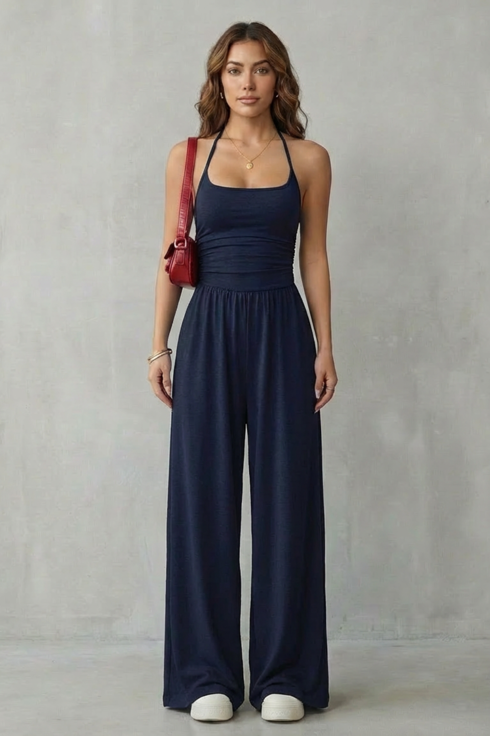 Jumpsuit lejer cu bretele subțiri și pantaloni evazați