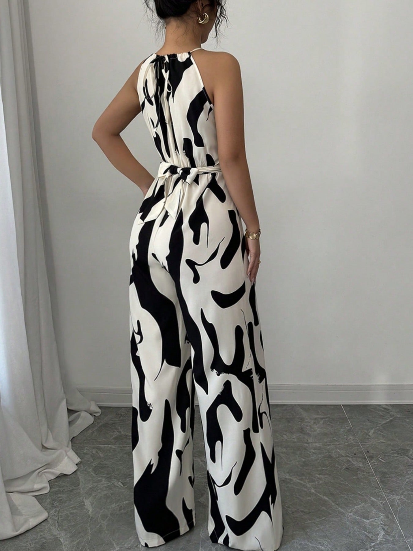 Salopetă cu gât halter și design abstract