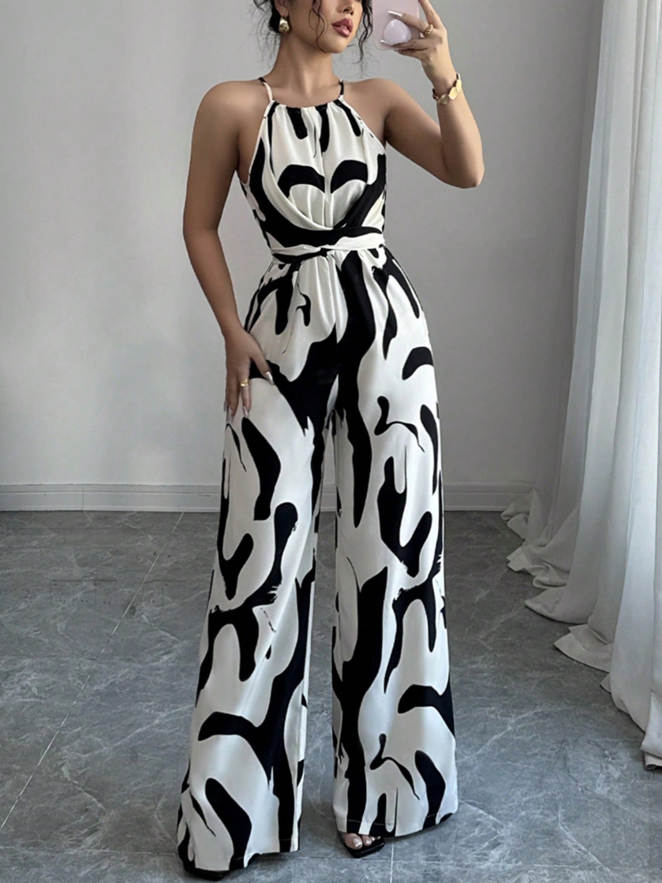 Salopetă cu gât halter și design abstract