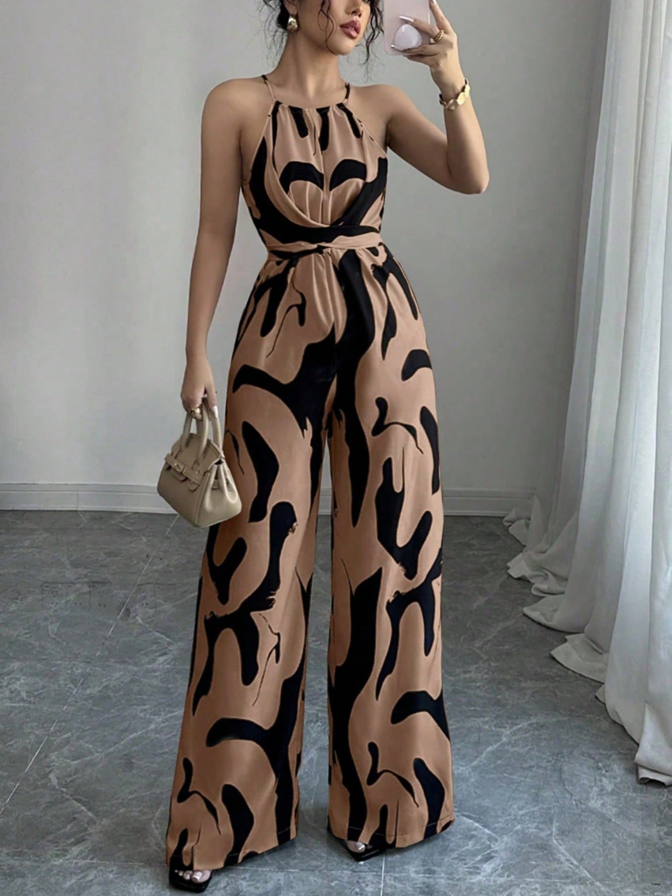 Salopetă cu gât halter și design abstract
