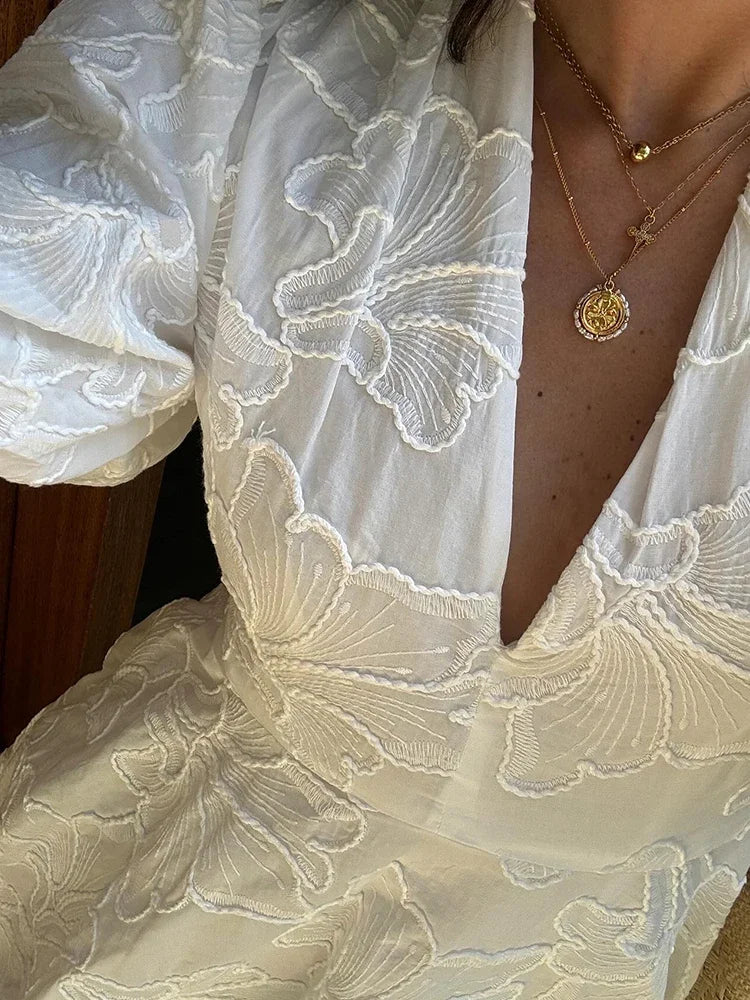 Rochie brodată cu mâneci volan