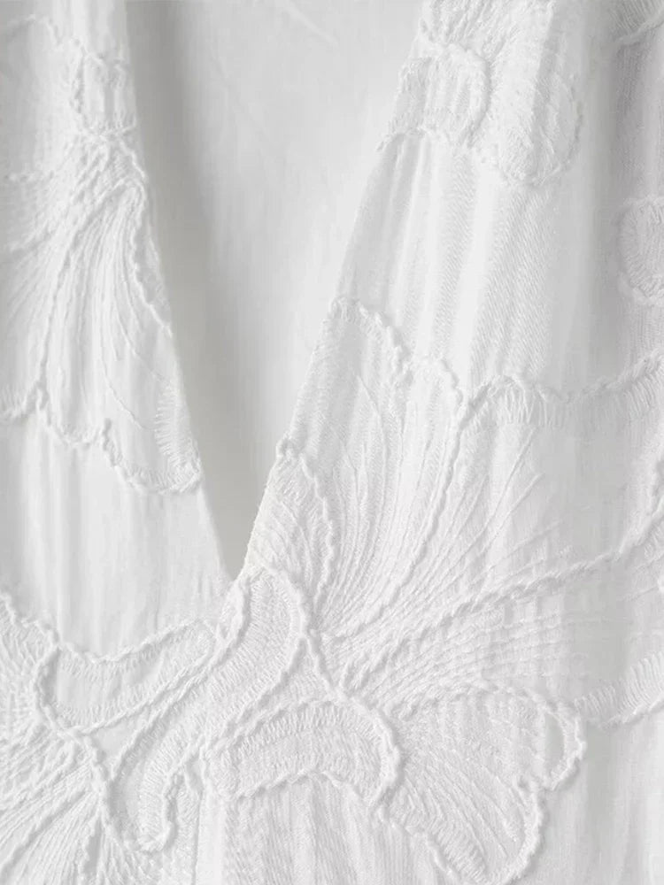 Rochie brodată cu mâneci volan