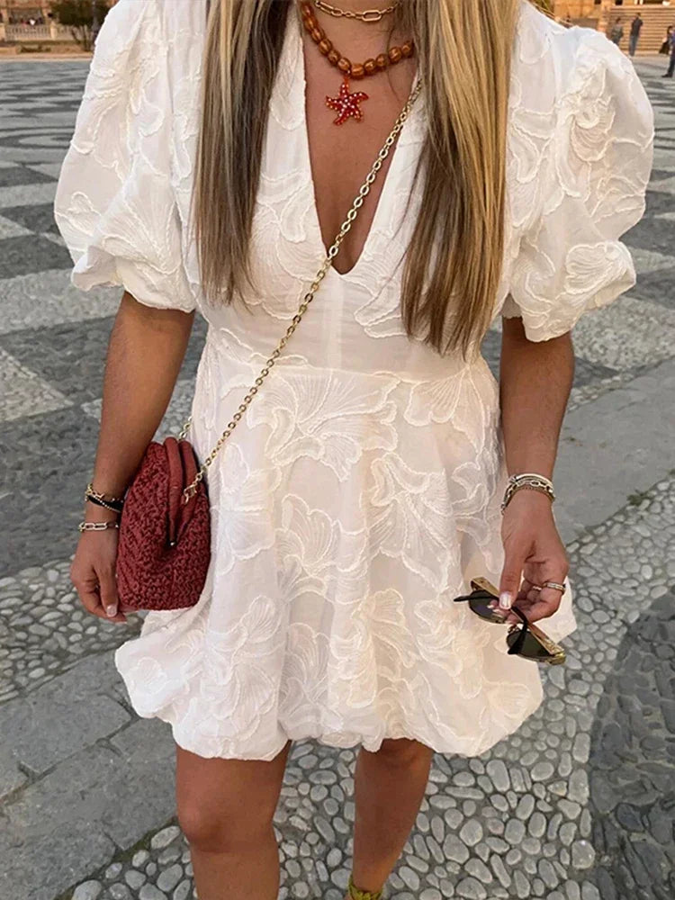 Rochie brodată cu mâneci volan