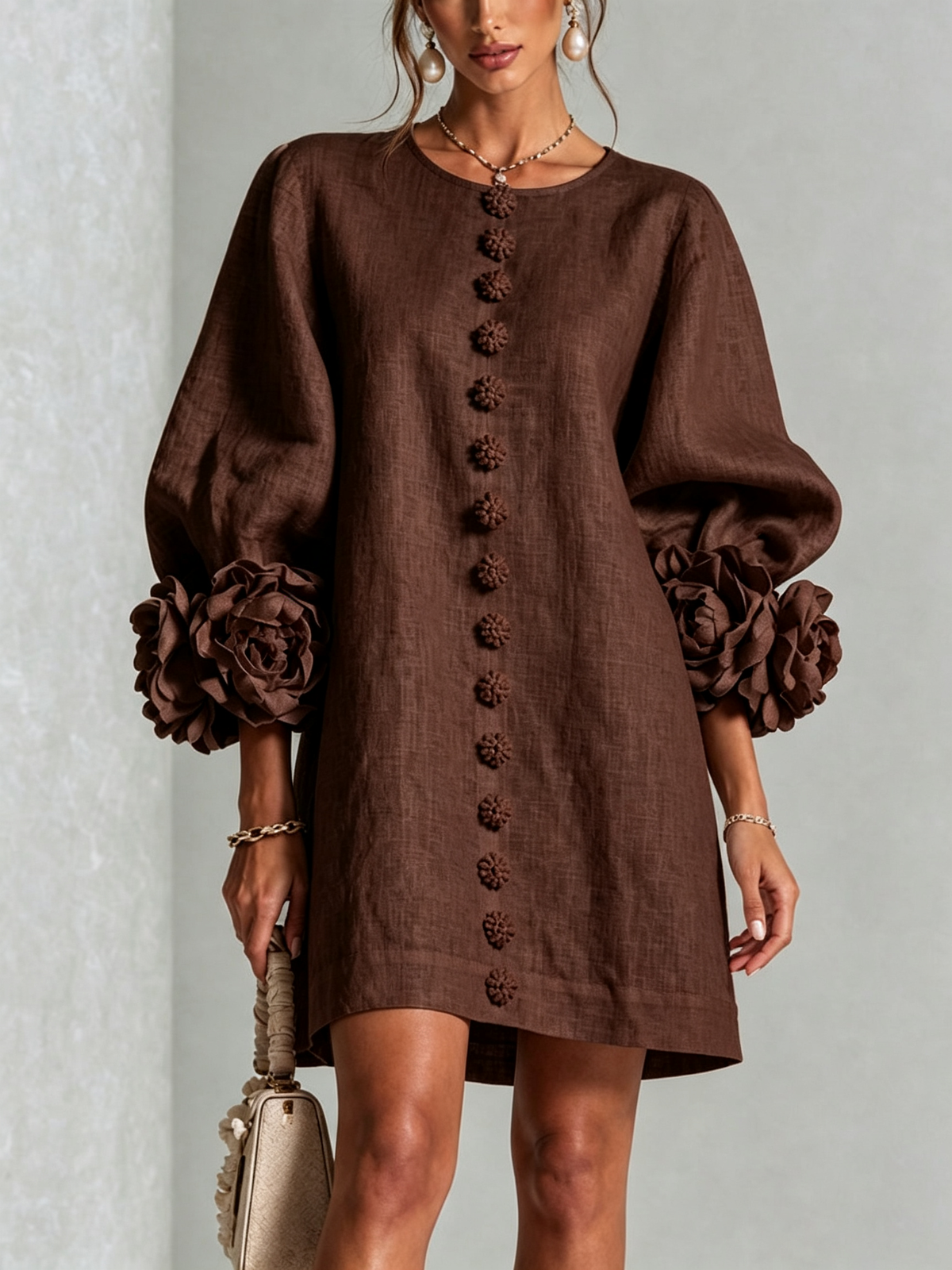 Cristina | Rochie mini albă cu flori și manșete decorate