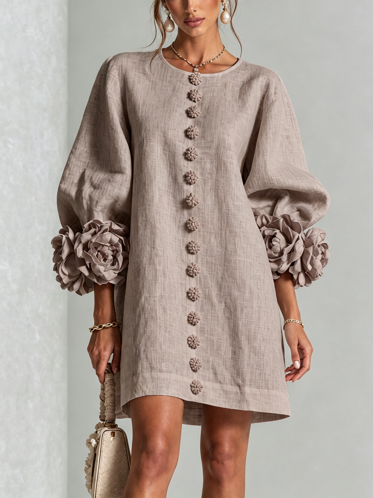 Cristina | Rochie mini albă cu flori și manșete decorate