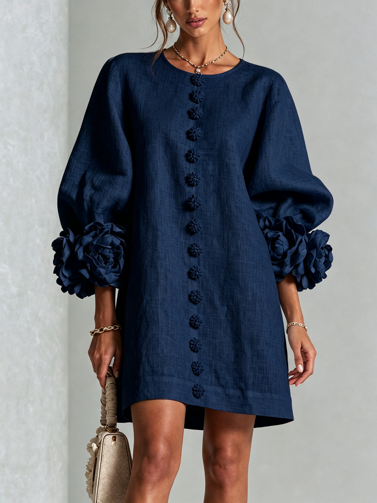 Cristina | Rochie mini albă cu flori și manșete decorate