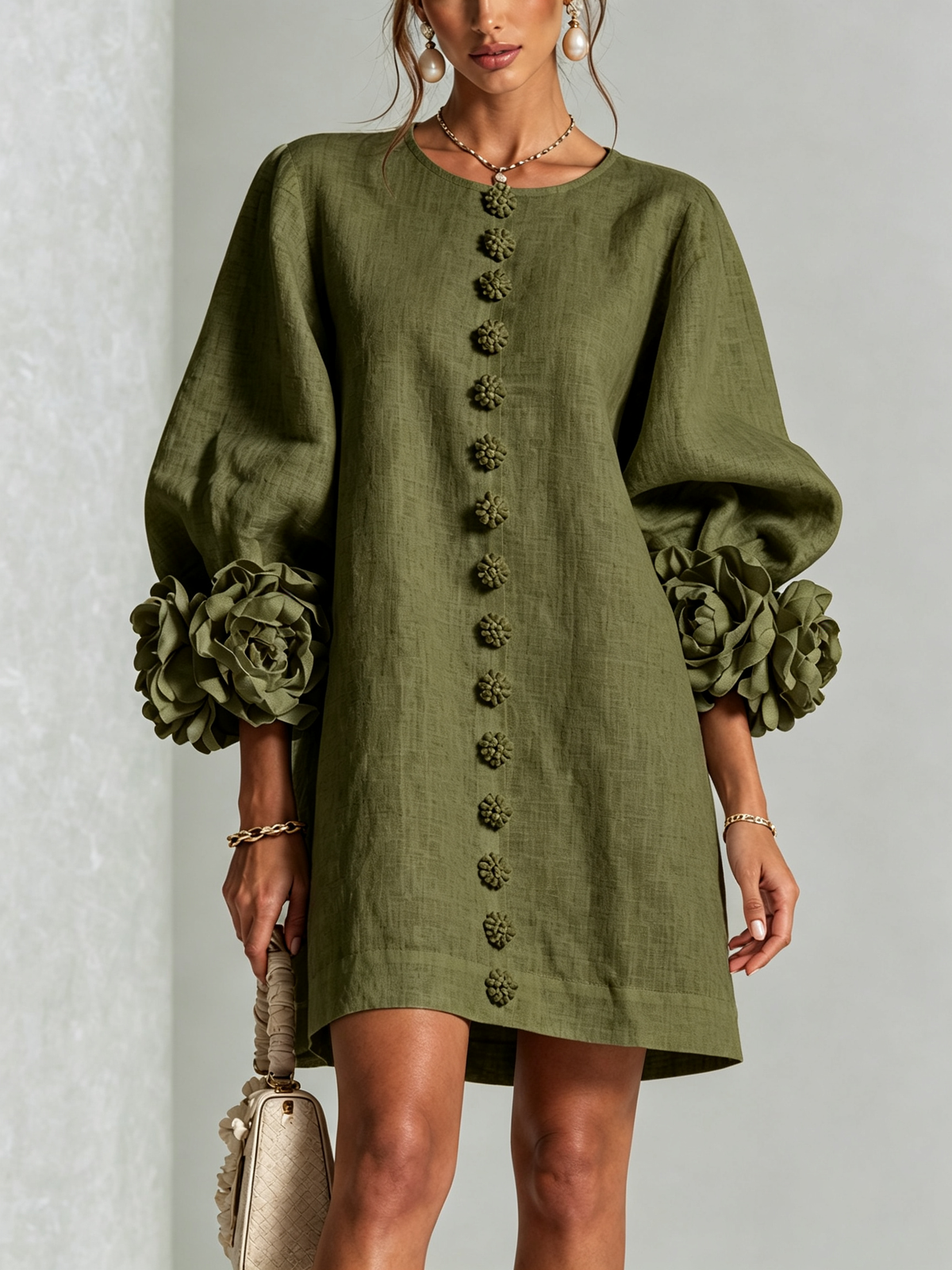 Cristina | Rochie mini albă cu flori și manșete decorate