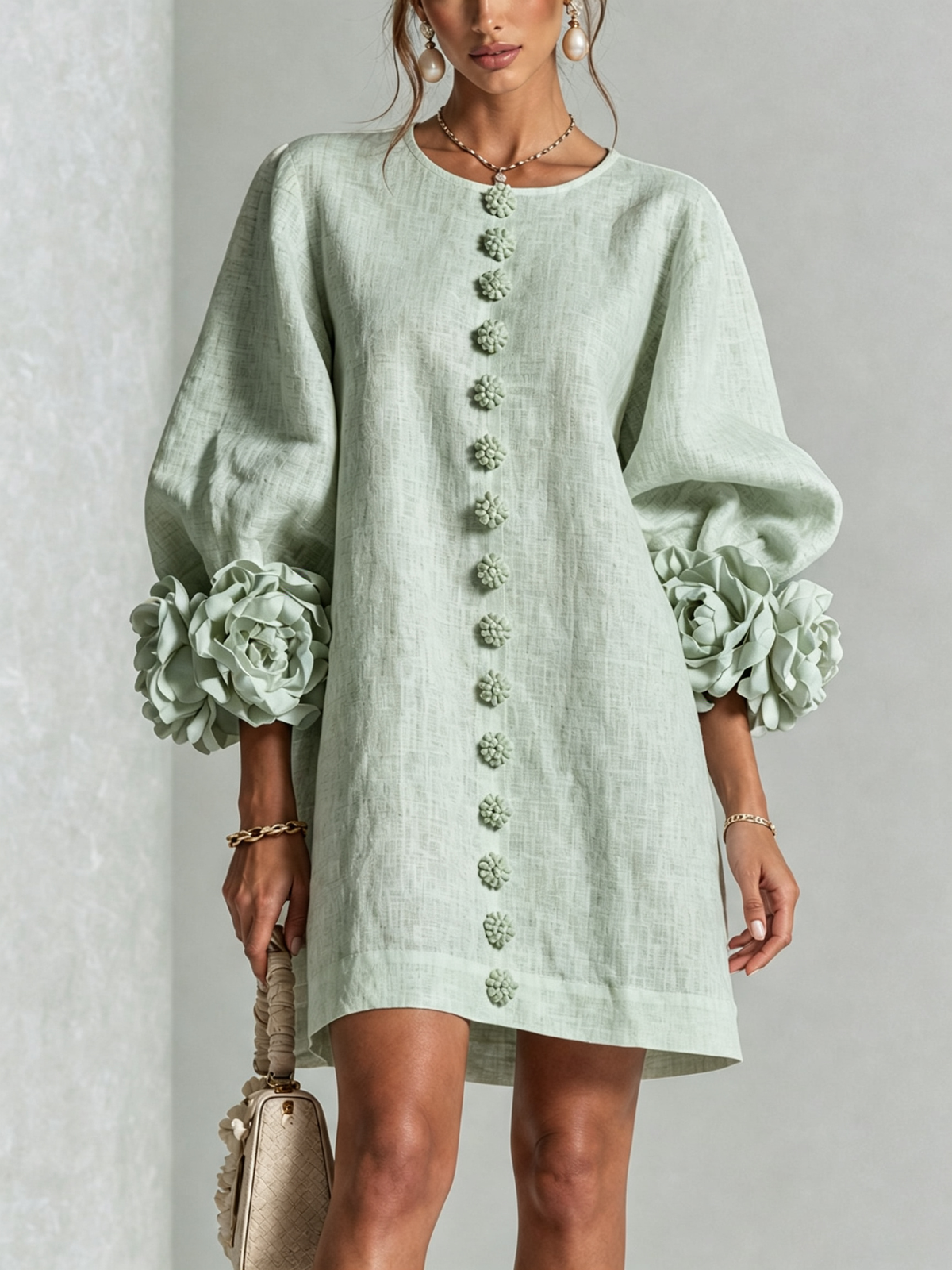 Cristina | Rochie mini albă cu flori și manșete decorate