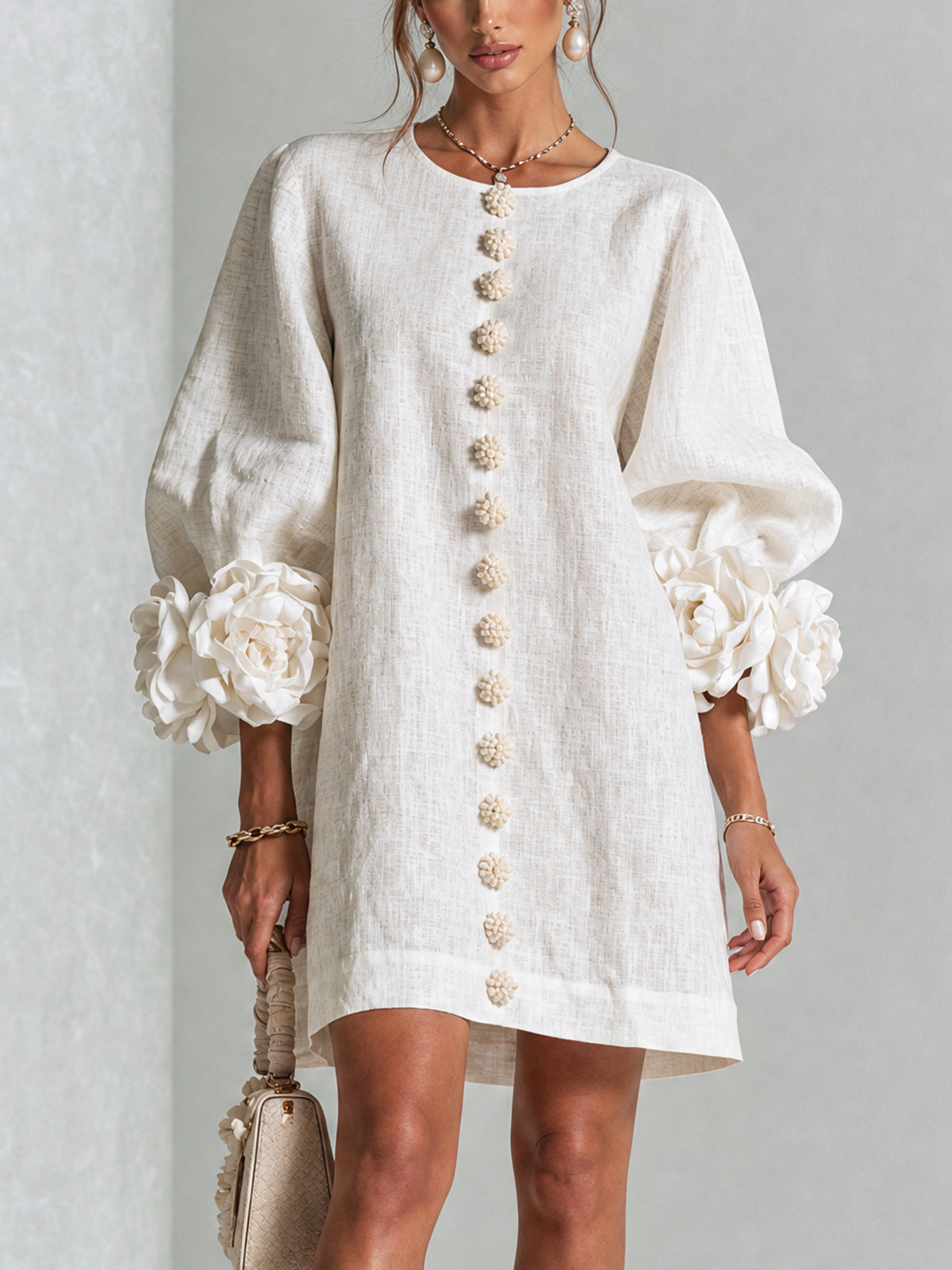 Cristina | Rochie mini albă cu flori și manșete decorate
