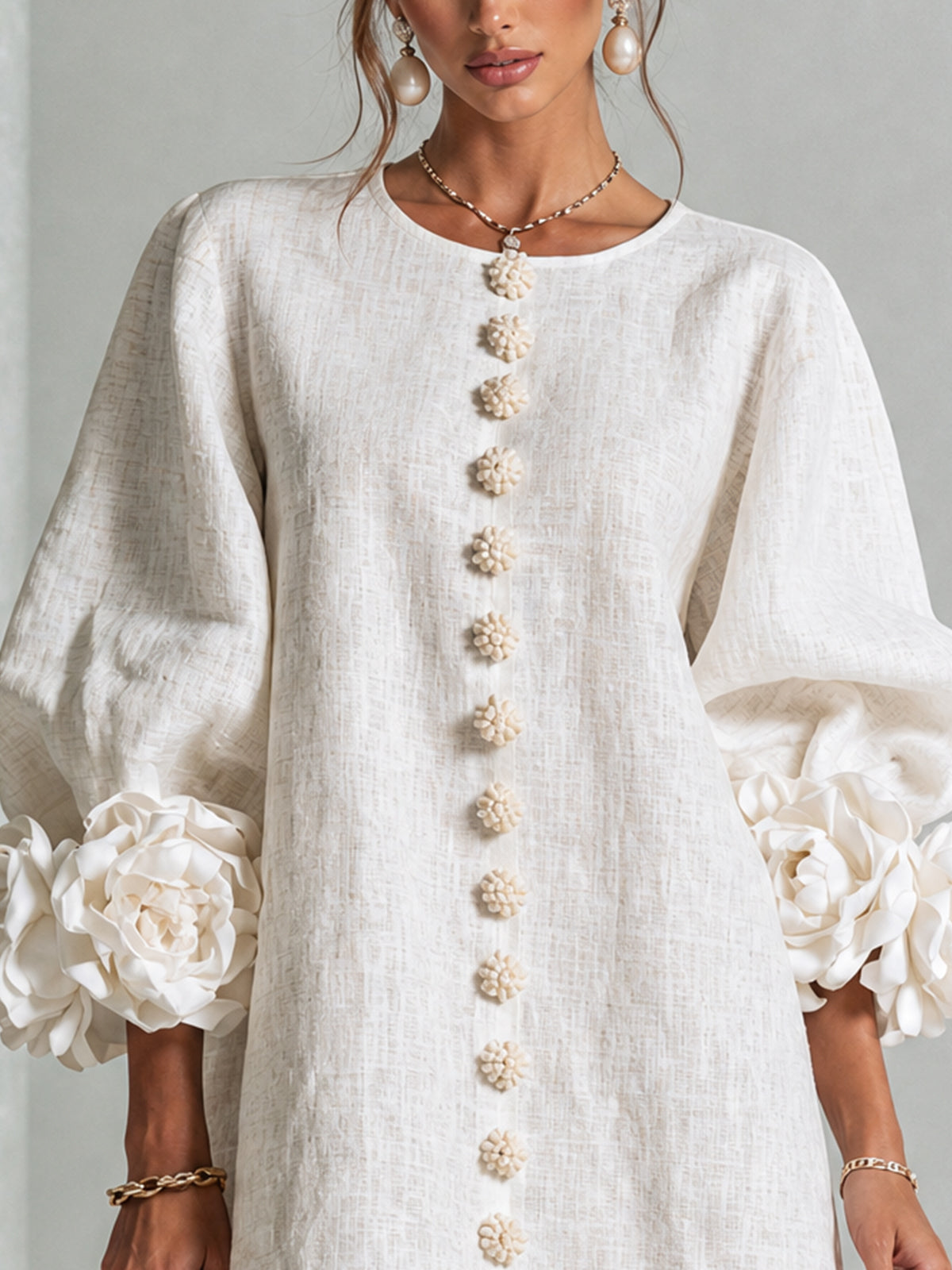 Cristina | Rochie mini albă cu flori și manșete decorate