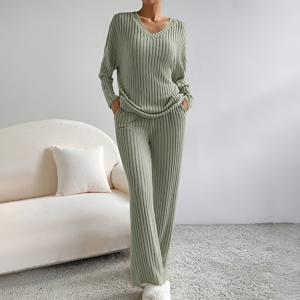 Wilma – Set Tricotat din Două Piese: Pulover cu Decolteu în V și Pantaloni Confortabili