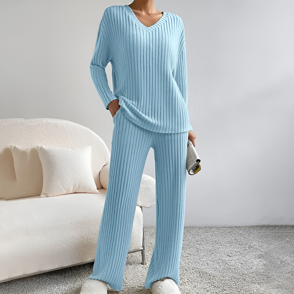 Wilma – Set Tricotat din Două Piese: Pulover cu Decolteu în V și Pantaloni Confortabili
