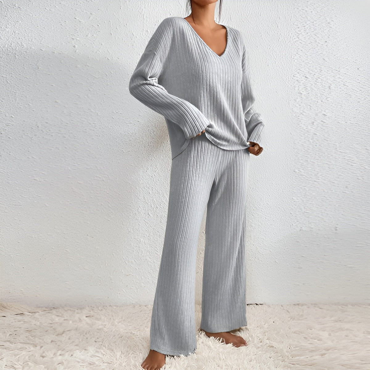 Wilma – Set Tricotat din Două Piese: Pulover cu Decolteu în V și Pantaloni Confortabili
