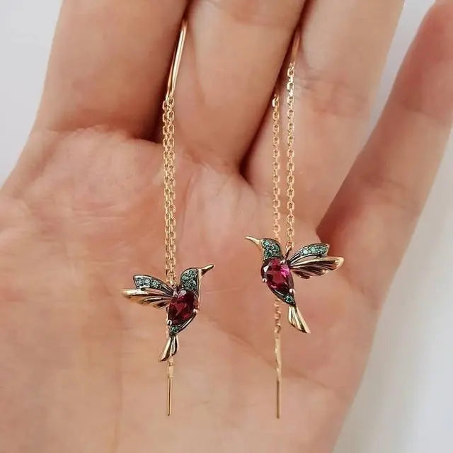 Cercei din aur cu design de colibri și cristale